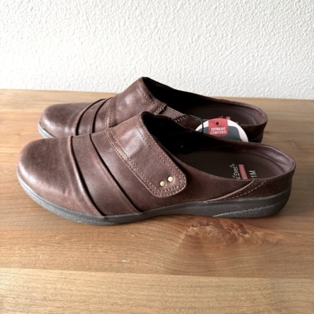 Wear Ever by Beartraps women’s size 11 cushion slip on shoes with Velcro strap